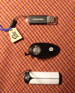 上から、USBメモリー、ヘッドセット、ワンセグチューナー